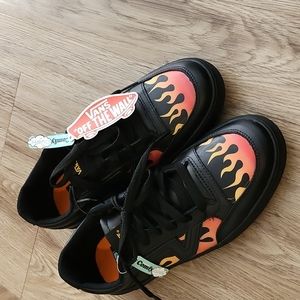 NWT SZ10 FLAME VANS COMFYCUSH